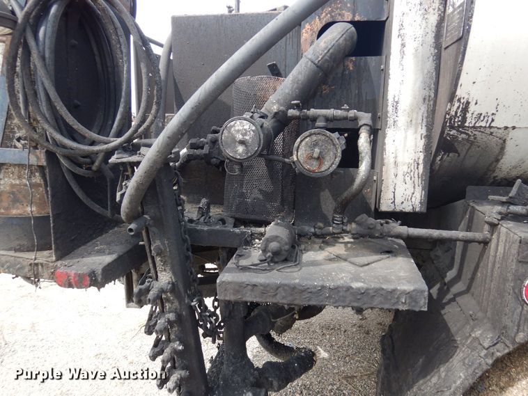 image for item AF9736 1990 International 4700  oil distributor truck