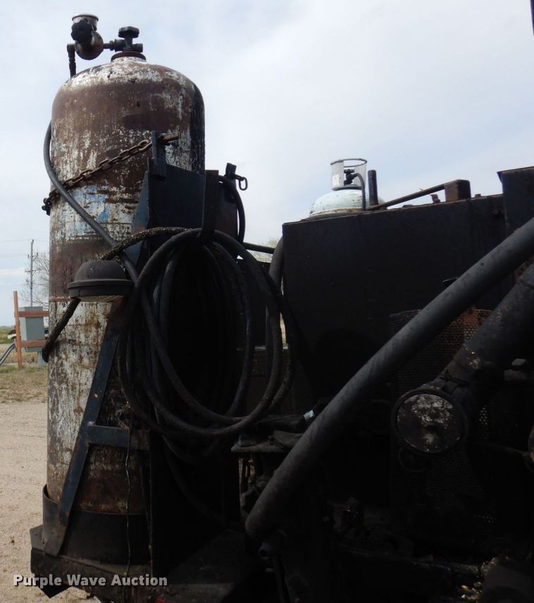 image for item AF9736 1990 International 4700  oil distributor truck