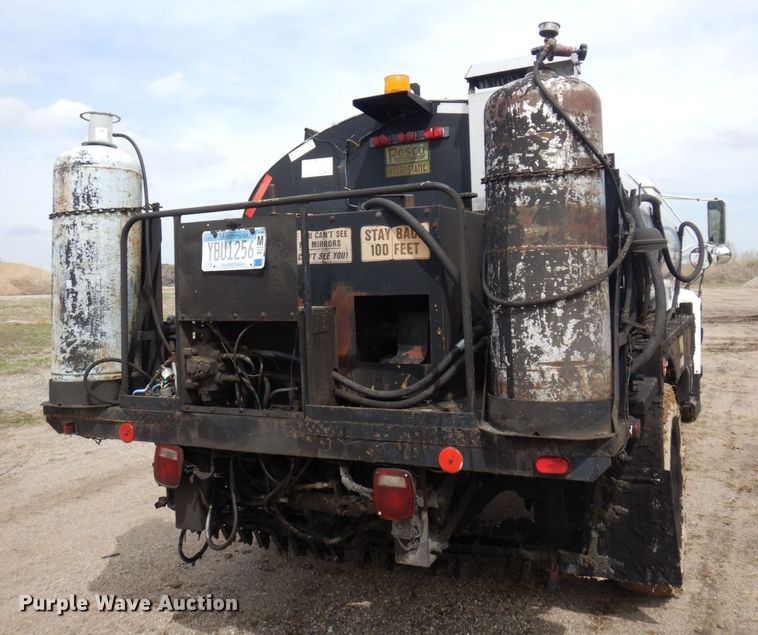 image for item AF9736 1990 International 4700  oil distributor truck