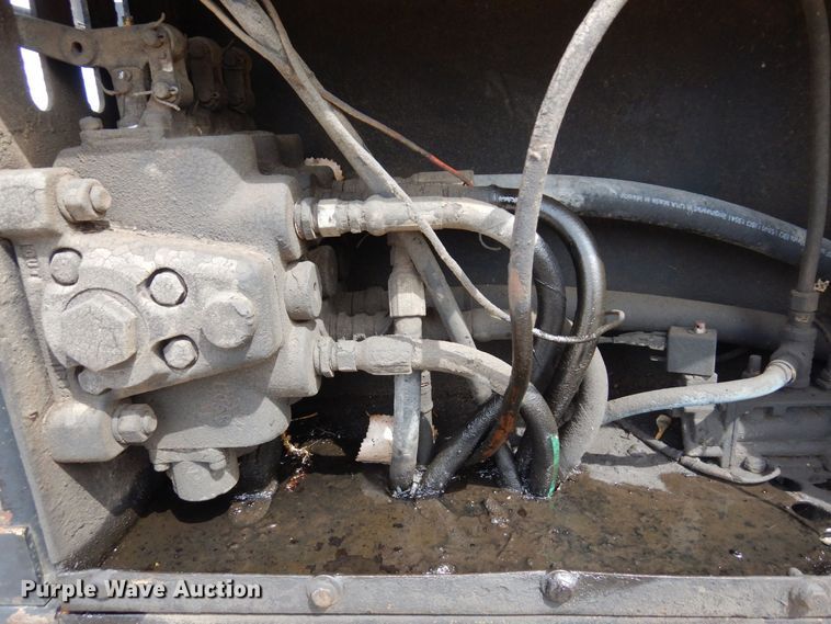 image for item AF9736 1990 International 4700  oil distributor truck