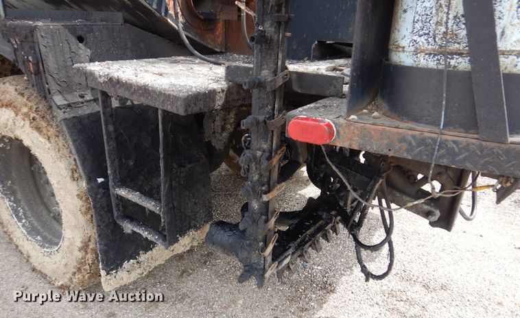 image for item AF9736 1990 International 4700  oil distributor truck