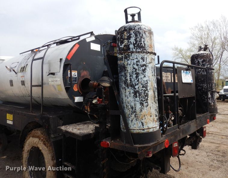 image for item AF9736 1990 International 4700  oil distributor truck