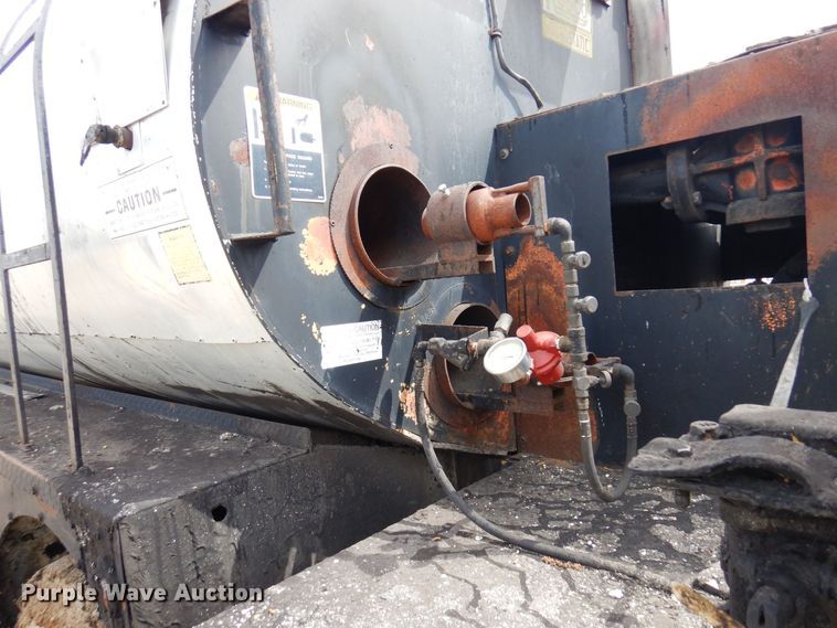 image for item AF9736 1990 International 4700  oil distributor truck