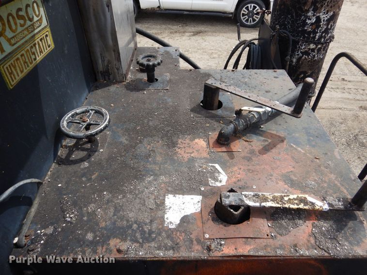 image for item AF9736 1990 International 4700  oil distributor truck