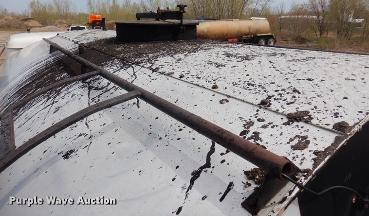 image for item AF9736 1990 International 4700  oil distributor truck