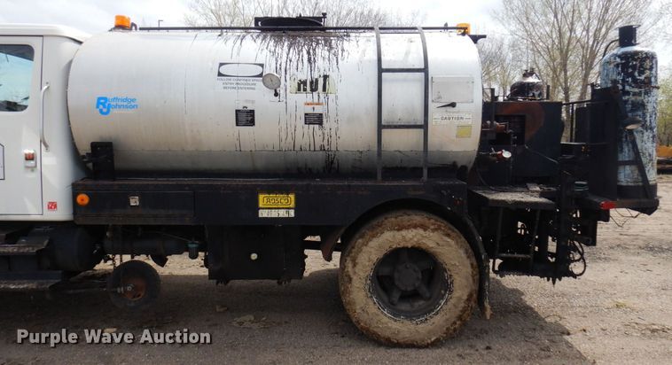 image for item AF9736 1990 International 4700  oil distributor truck