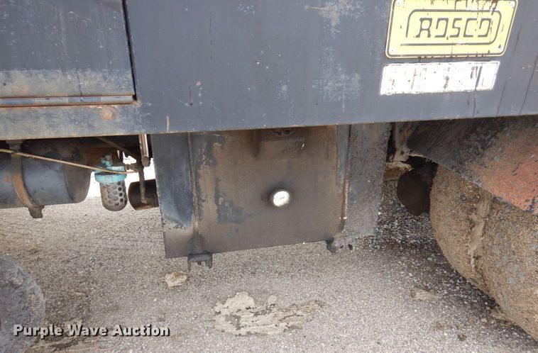 image for item AF9736 1990 International 4700  oil distributor truck