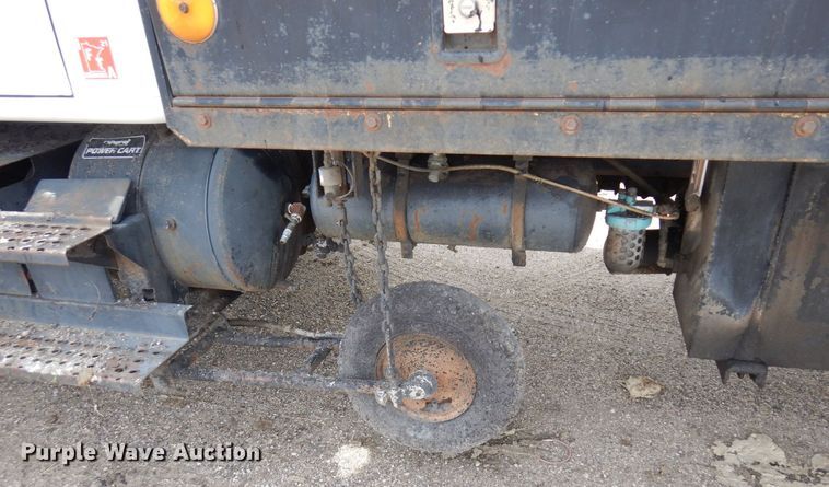 image for item AF9736 1990 International 4700  oil distributor truck