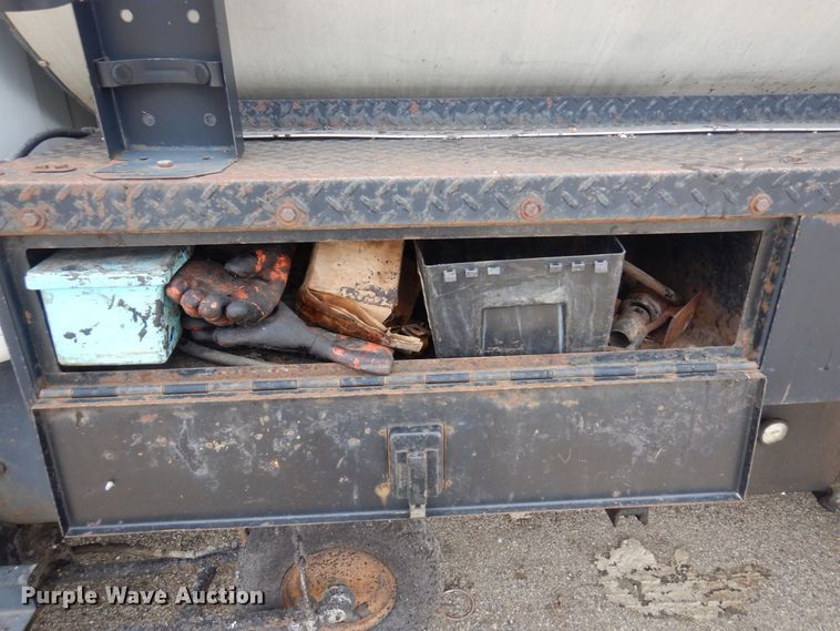 image for item AF9736 1990 International 4700  oil distributor truck