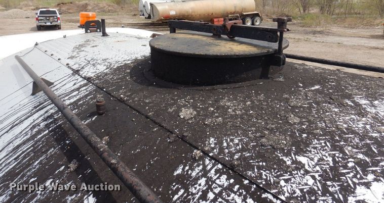 image for item AF9736 1990 International 4700  oil distributor truck