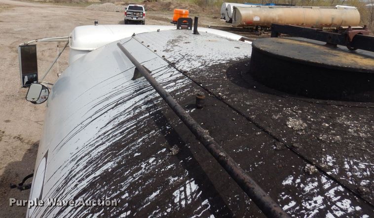 image for item AF9736 1990 International 4700  oil distributor truck