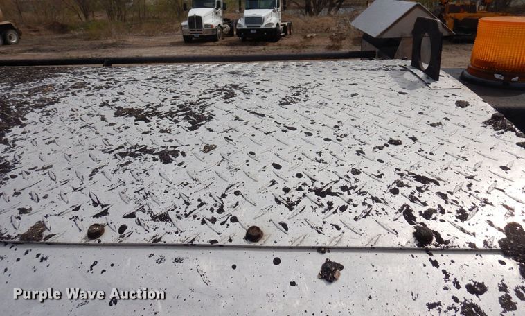 image for item AF9736 1990 International 4700  oil distributor truck