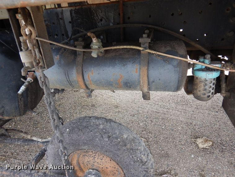 image for item AF9736 1990 International 4700  oil distributor truck