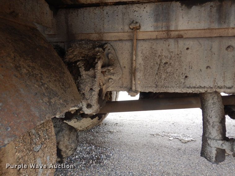 image for item AF9736 1990 International 4700  oil distributor truck