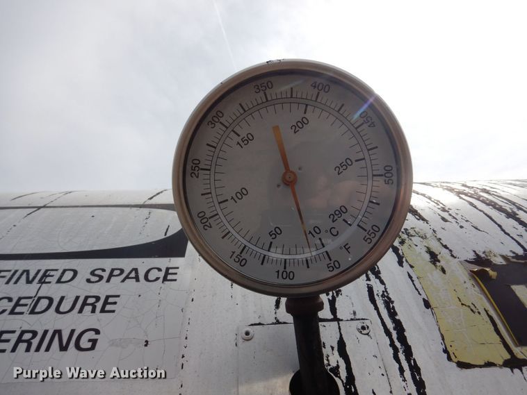 image for item AF9736 1990 International 4700  oil distributor truck