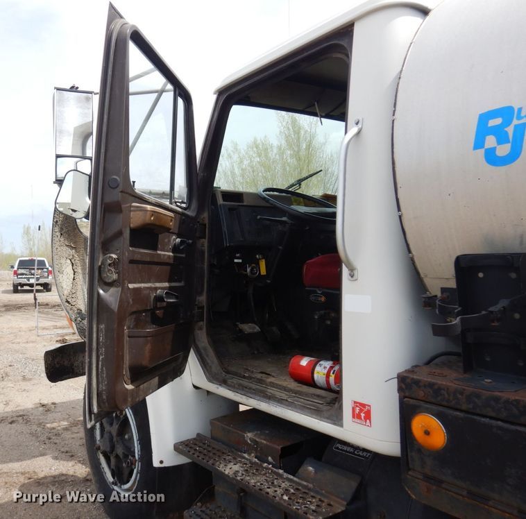 image for item AF9736 1990 International 4700  oil distributor truck