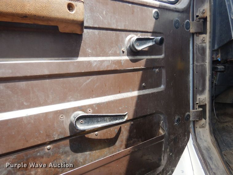 image for item AF9736 1990 International 4700  oil distributor truck