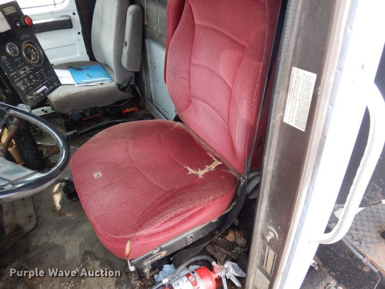 image for item AF9736 1990 International 4700  oil distributor truck