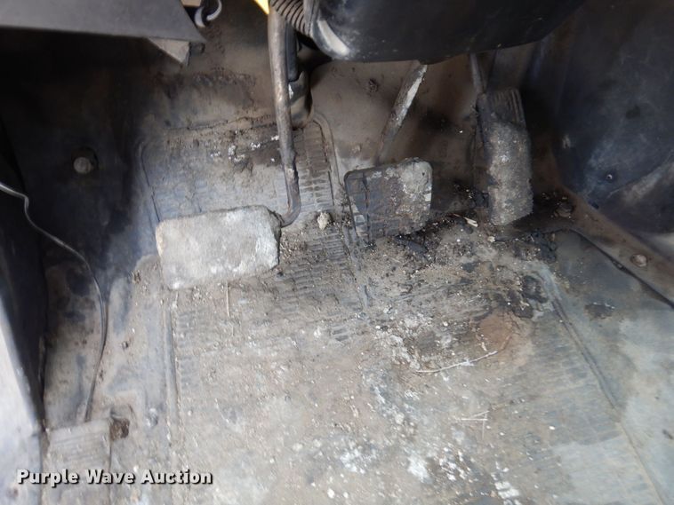 image for item AF9736 1990 International 4700  oil distributor truck