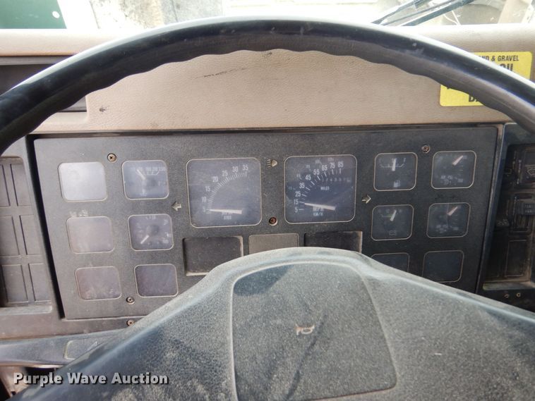 image for item AF9736 1990 International 4700  oil distributor truck