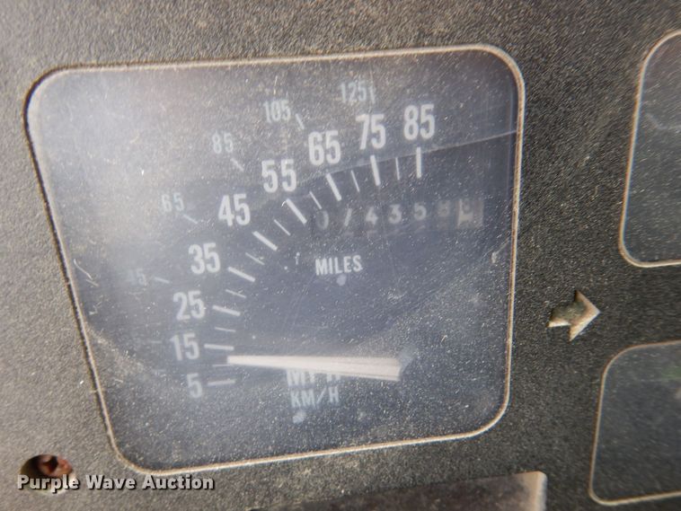 image for item AF9736 1990 International 4700  oil distributor truck