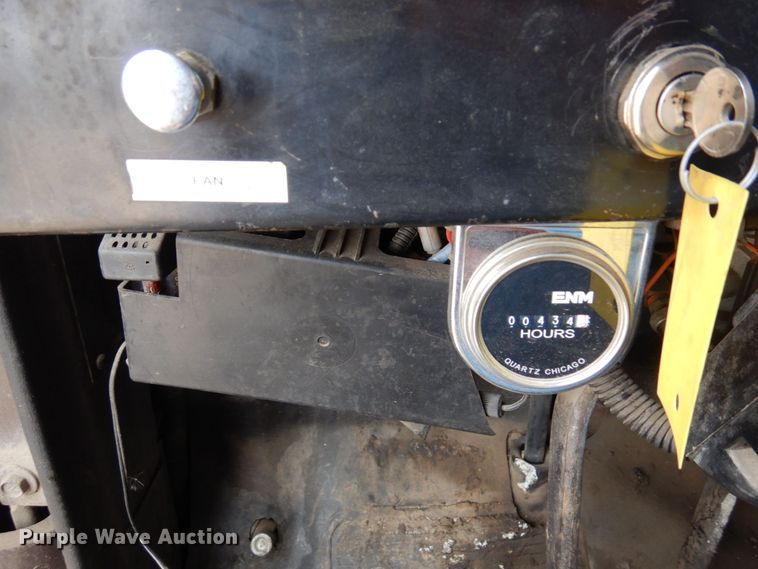 image for item AF9736 1990 International 4700  oil distributor truck