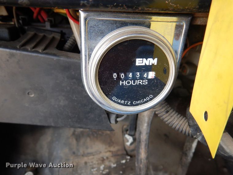 image for item AF9736 1990 International 4700  oil distributor truck