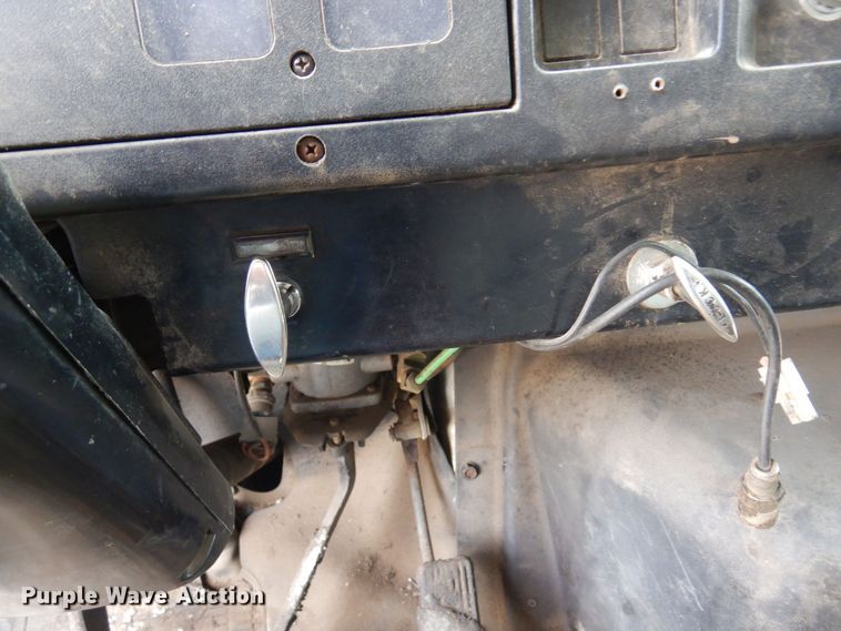 image for item AF9736 1990 International 4700  oil distributor truck