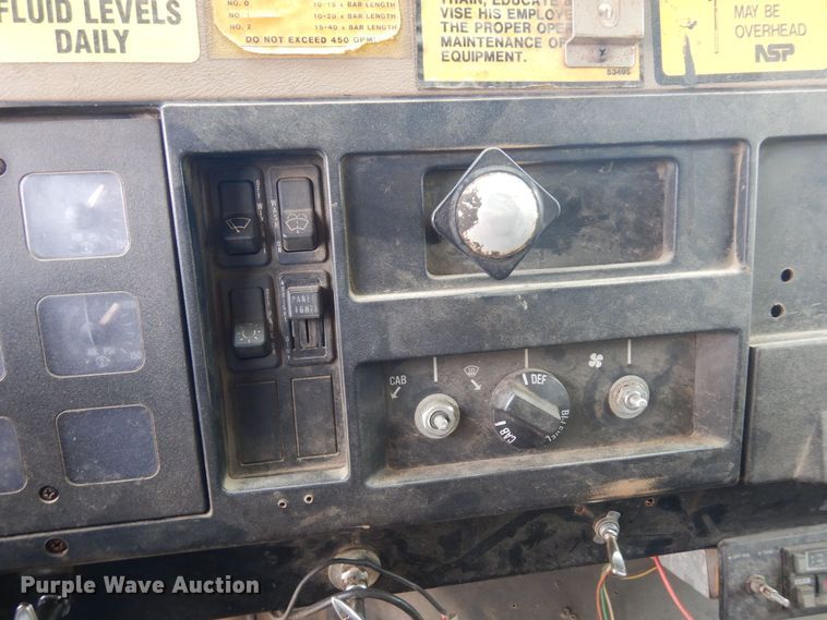 image for item AF9736 1990 International 4700  oil distributor truck