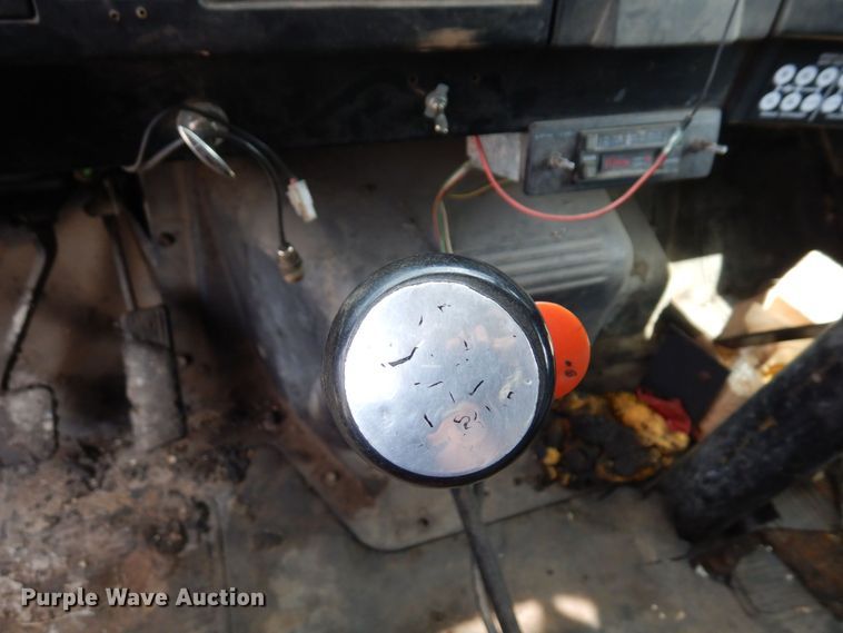 image for item AF9736 1990 International 4700  oil distributor truck