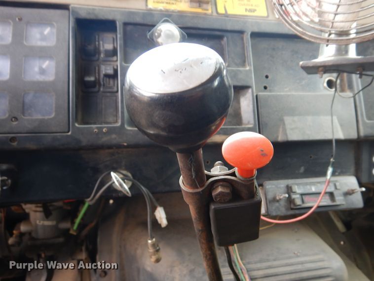 image for item AF9736 1990 International 4700  oil distributor truck