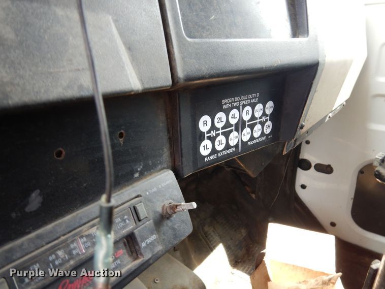 image for item AF9736 1990 International 4700  oil distributor truck