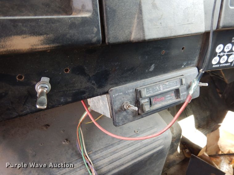 image for item AF9736 1990 International 4700  oil distributor truck