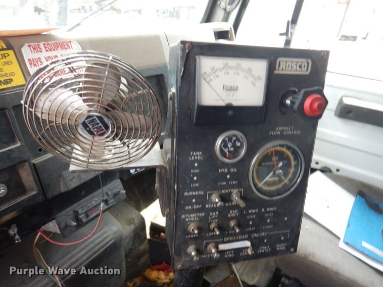 image for item AF9736 1990 International 4700  oil distributor truck