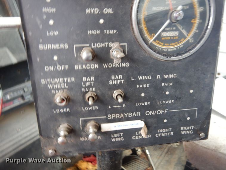 image for item AF9736 1990 International 4700  oil distributor truck