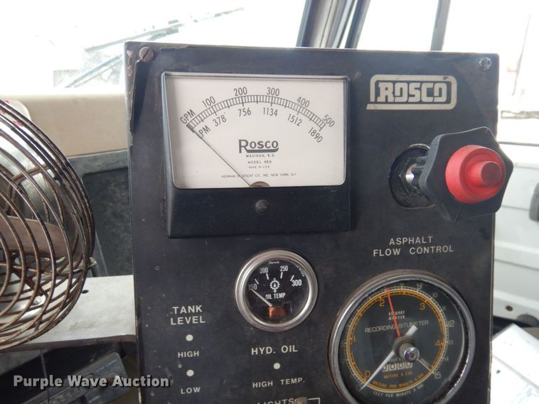 image for item AF9736 1990 International 4700  oil distributor truck