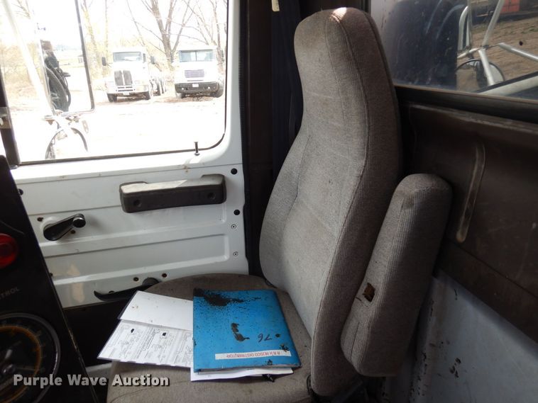 image for item AF9736 1990 International 4700  oil distributor truck