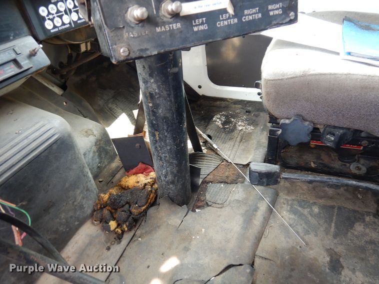 image for item AF9736 1990 International 4700  oil distributor truck