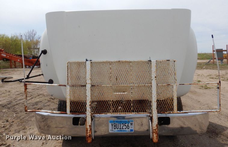 image for item AF9736 1990 International 4700  oil distributor truck