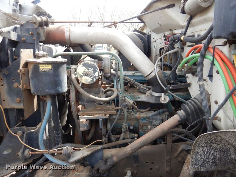 image for item AF9736 1990 International 4700  oil distributor truck