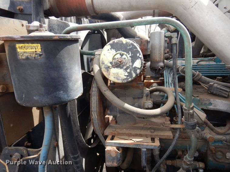 image for item AF9736 1990 International 4700  oil distributor truck