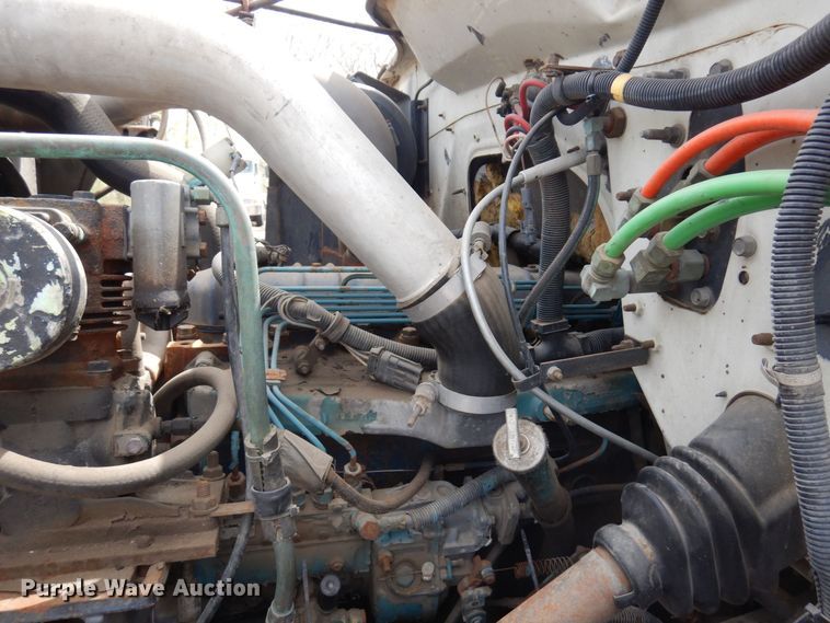 image for item AF9736 1990 International 4700  oil distributor truck