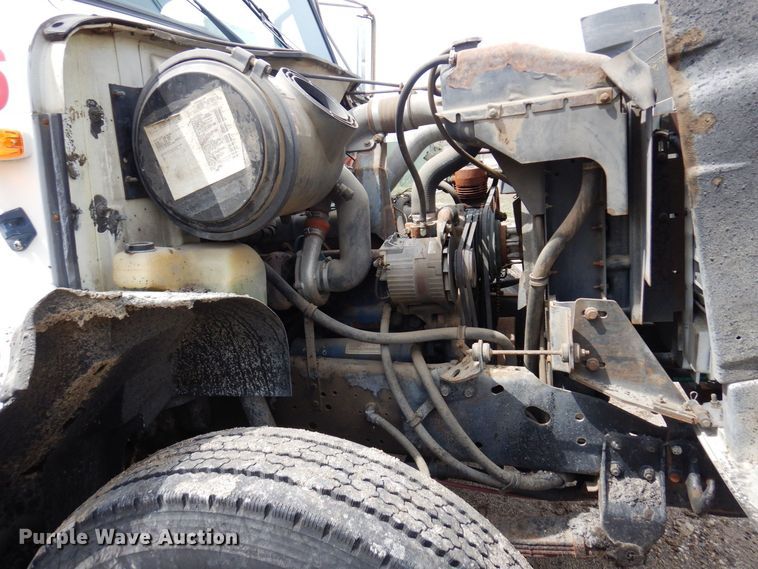 image for item AF9736 1990 International 4700  oil distributor truck