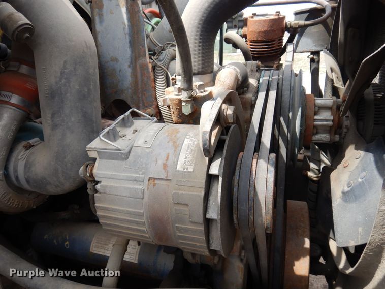 image for item AF9736 1990 International 4700  oil distributor truck