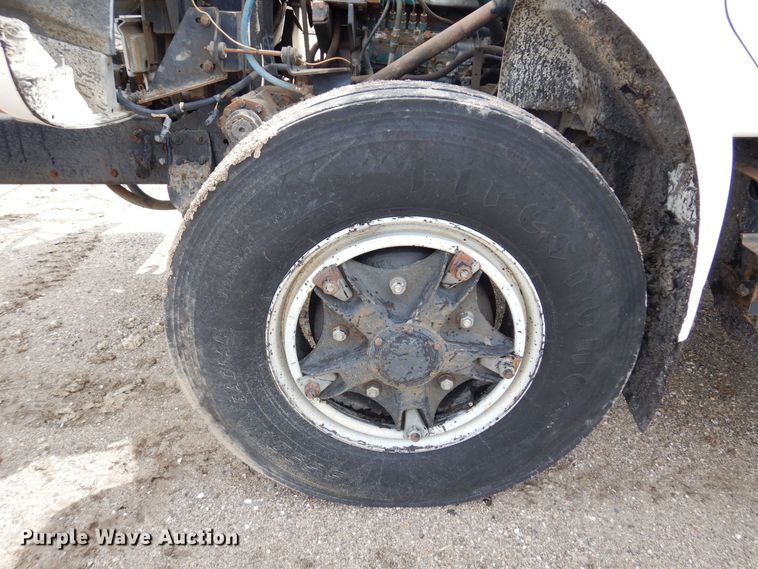 image for item AF9736 1990 International 4700  oil distributor truck