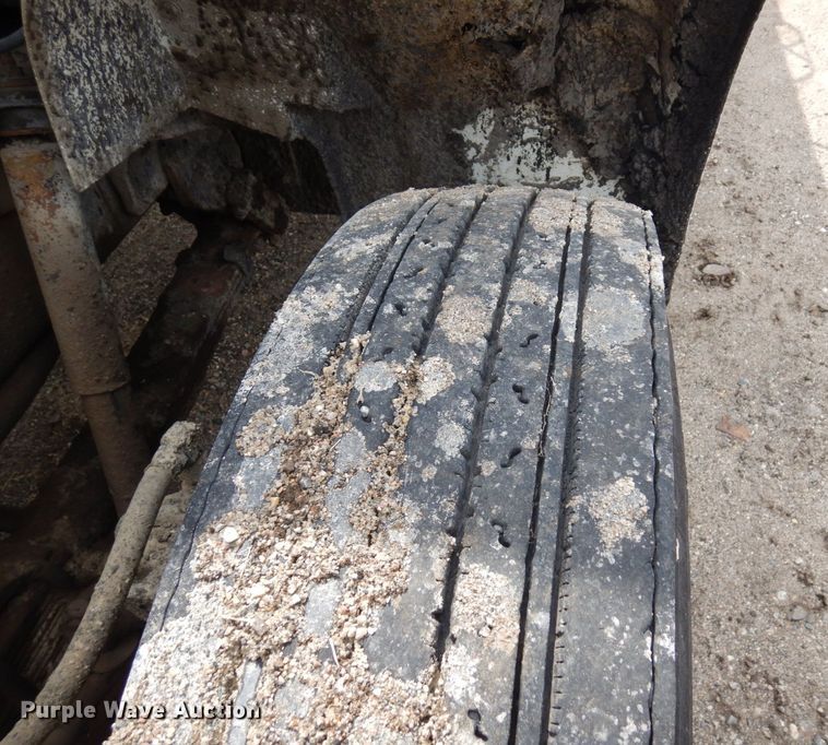 image for item AF9736 1990 International 4700  oil distributor truck