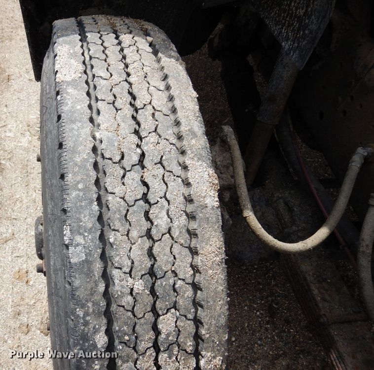 image for item AF9736 1990 International 4700  oil distributor truck