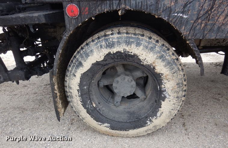 image for item AF9736 1990 International 4700  oil distributor truck