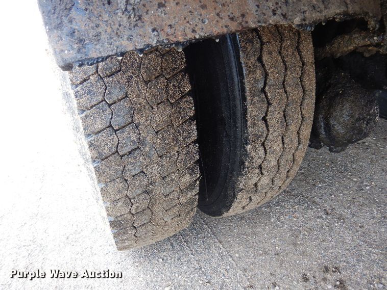 image for item AF9736 1990 International 4700  oil distributor truck