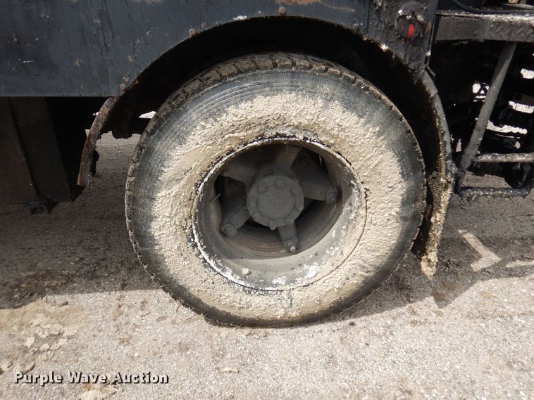 image for item AF9736 1990 International 4700  oil distributor truck